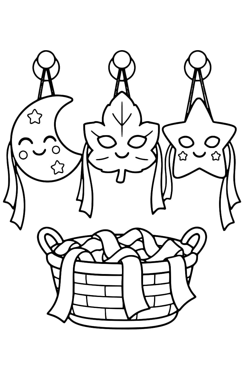 Trois masques souriants en forme de lune, de feuille et d’étoile sont accrochés au mur, avec un panier de rubans en dessous.