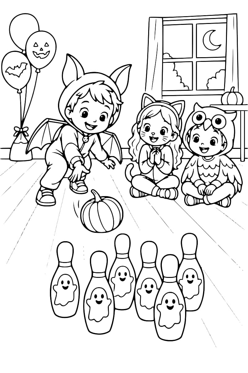 Dessin à colorier de trois enfants costumés jouant aux quilles pour Halloween : l’enfant en chauve-souris fait rouler une citrouille vers six quilles ornées de fantômes, tandis que les enfants en chat et en hibou sont assis à côté. Des ballons décorés, une citrouille et une fenêtre donnant sur un croissant de lune complètent la scène.