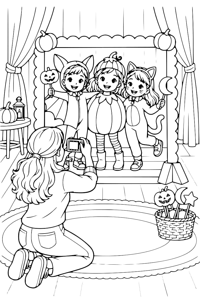 Dessin à colorier de trois enfants costumés en chauve-souris, citrouille et chat dans un grand cadre décoré de citrouilles, entre deux rideaux. Au premier plan, une personne à genoux tient un appareil photo, près d’un panier d’accessoires de fête.